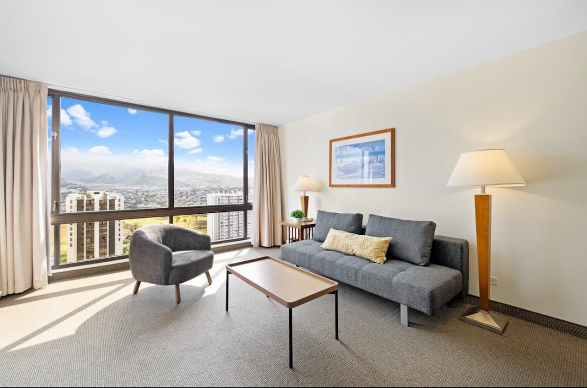 Condo in Honolulu · ★4.47 · 1 bedroom · 2 beds · 1 shared bath - Photo 1