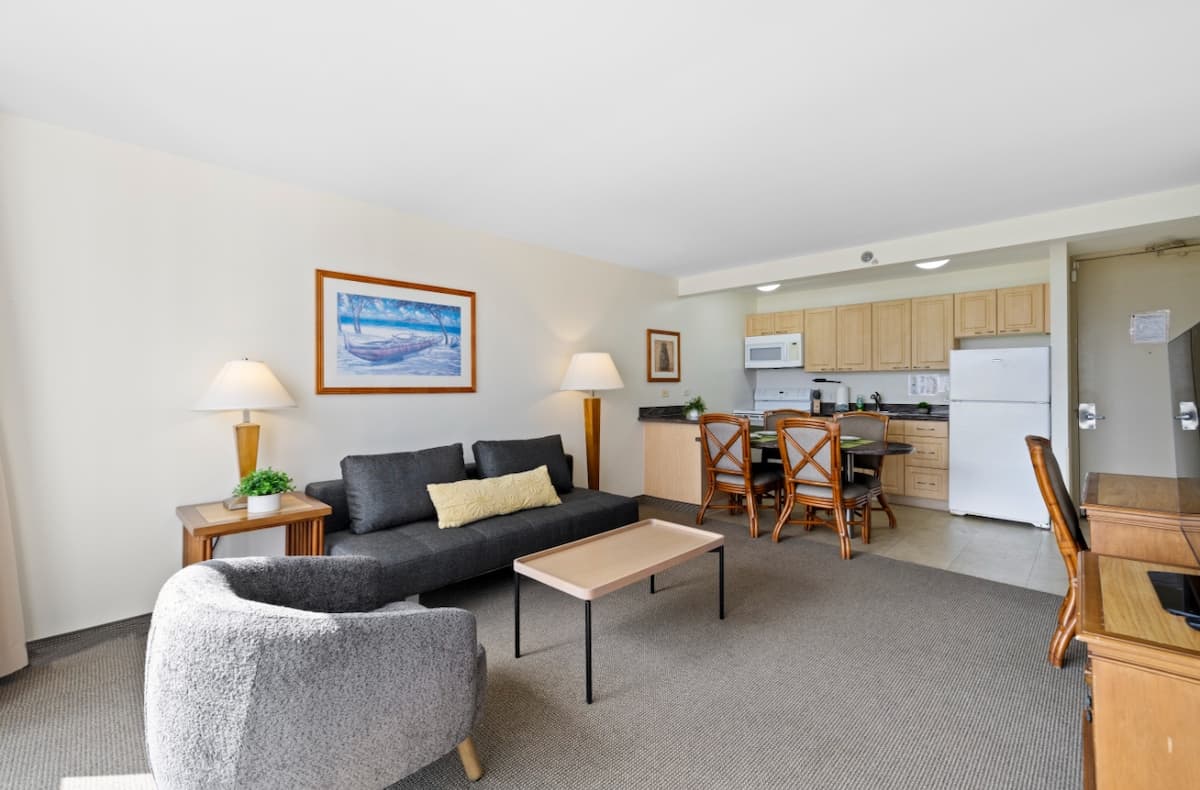 Condo in Honolulu · ★4.47 · 1 bedroom · 2 beds · 1 shared bath - Photo 4