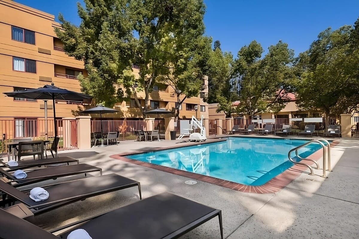 3 Hotel Rooms Near Winchester Mystery House - Photo 2