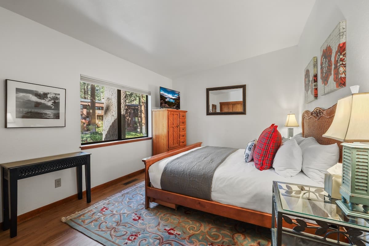 Townhouse in Zephyr Cove · ★4.81 · 3 bedrooms · 6 beds · 3 private baths - Photo 4