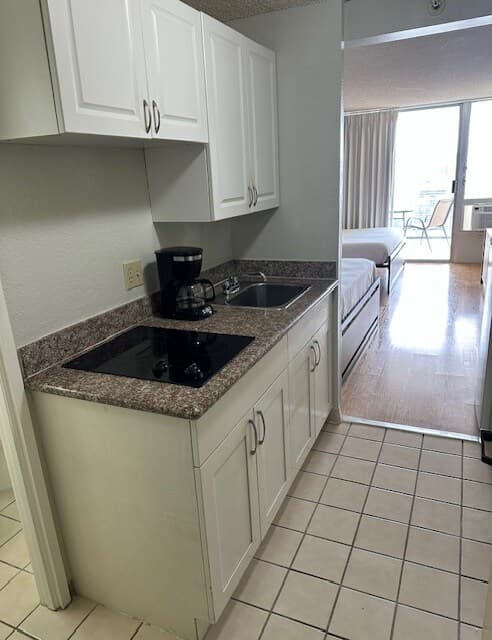 Stay Near Everything in Waikiki - 2 Studios - Photo 3