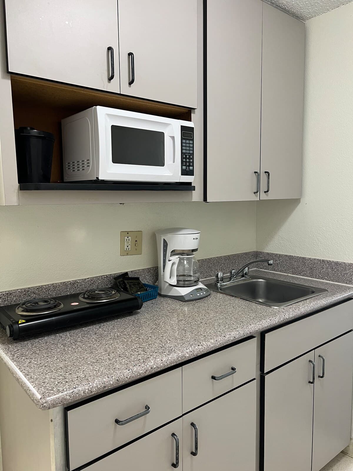 Stay Near Everything in Waikiki - 2 Studios - Photo 4