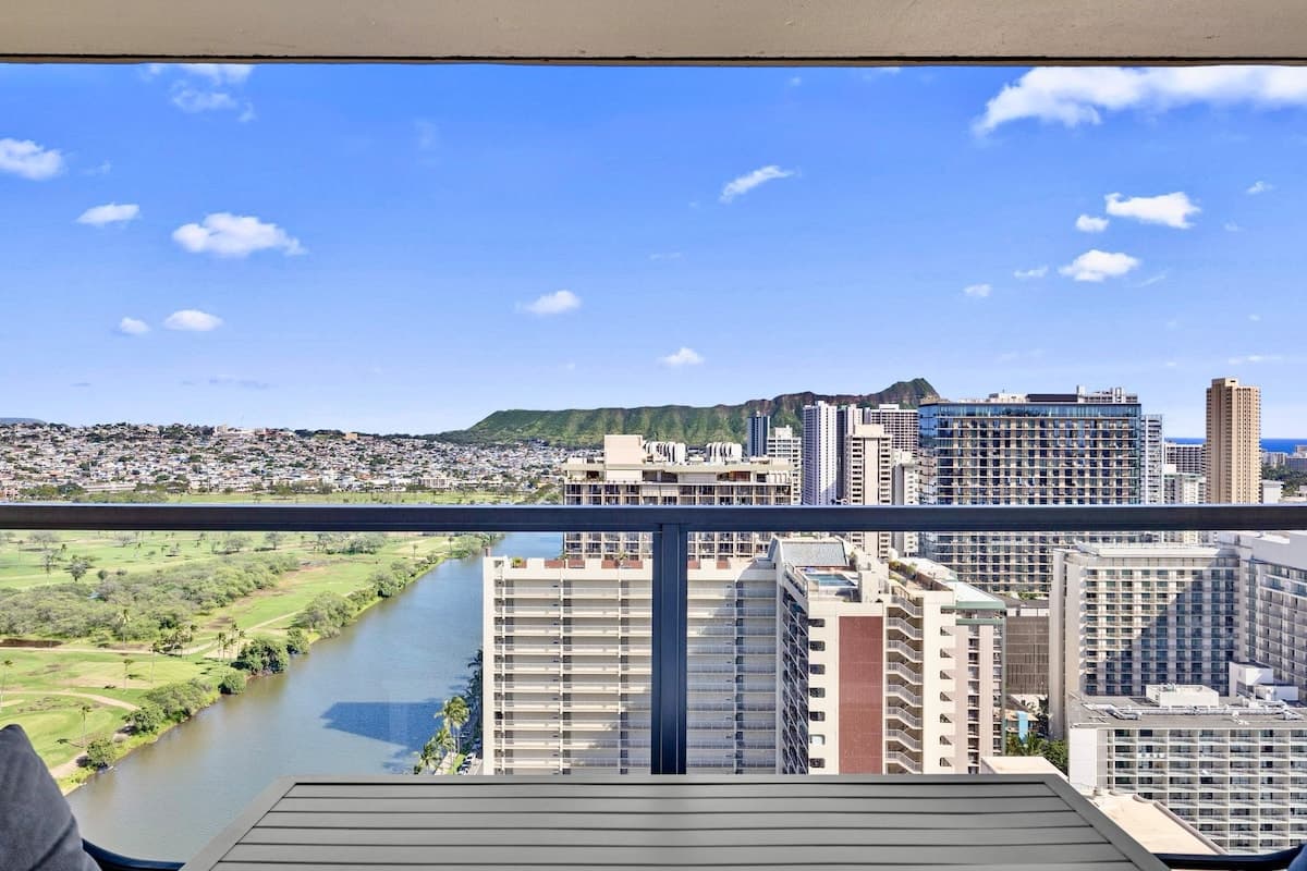 33F-High Floor Studio w/Diamond Head & Ocean Views - Photo 4