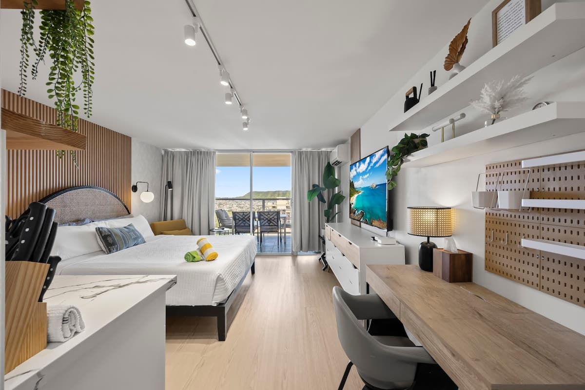 33F-High Floor Studio w/Diamond Head & Ocean Views - Photo 1