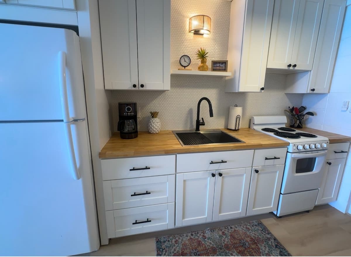 Boutique oceanfront Condo Studio Aug/Sep specials - Photo 2