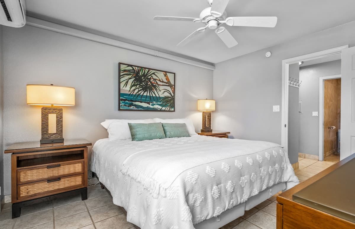 Condo in Lahaina · ★4.94 · 1 bedroom · 2 beds · 1 bath - Photo 4
