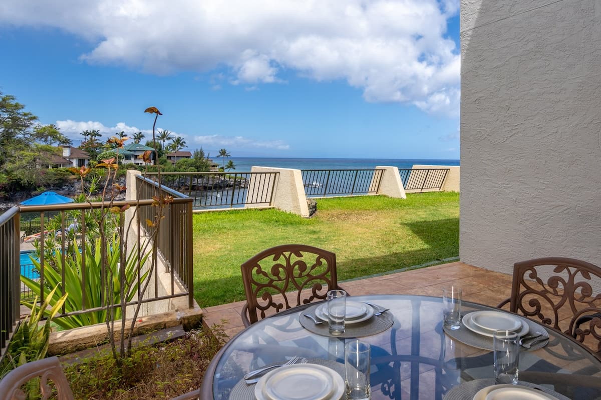 Condo in Lahaina · ★4.94 · 1 bedroom · 2 beds · 1 bath - Photo 1