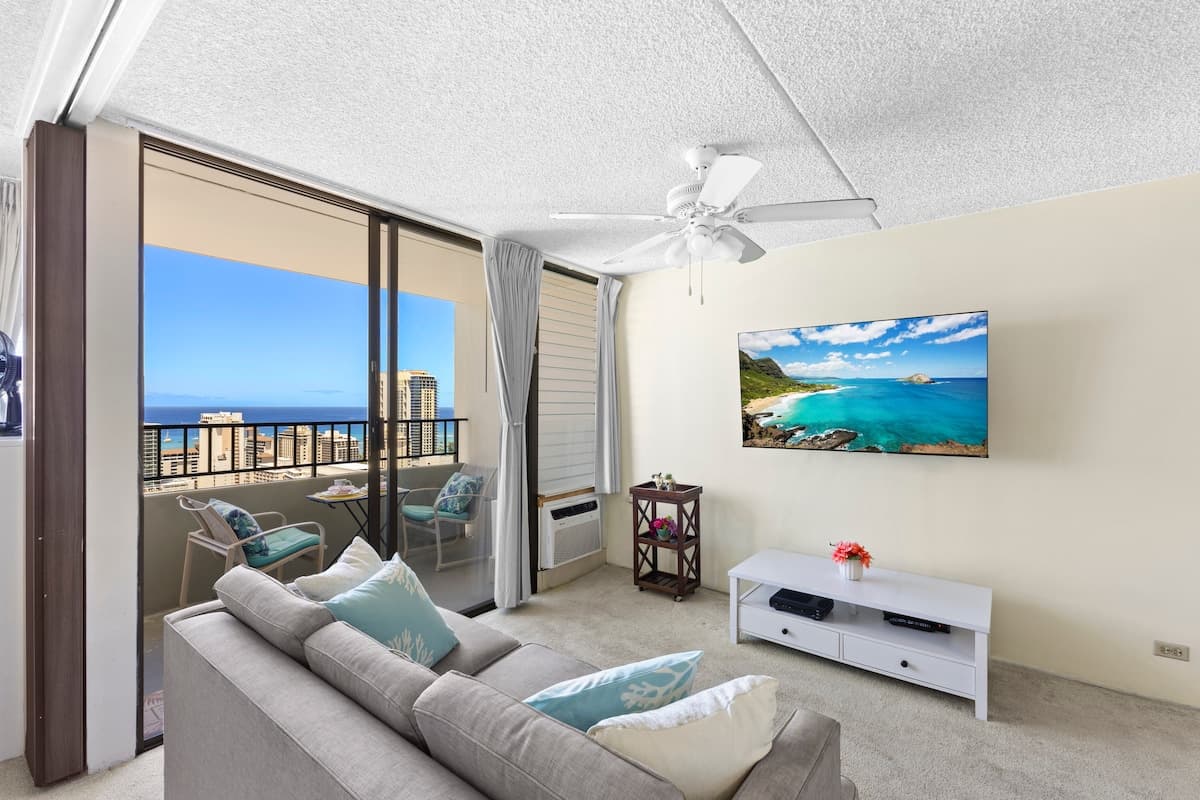 Ocean View FREE Parking King bed Pool Gym PingPong - Photo 4