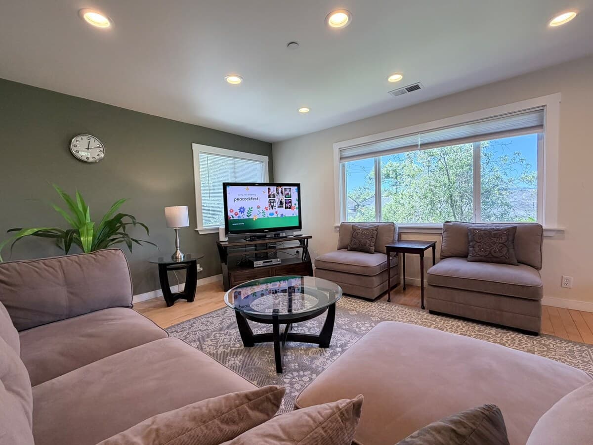 Modern Duplex with Private Office & Soaking Tub - Photo 4