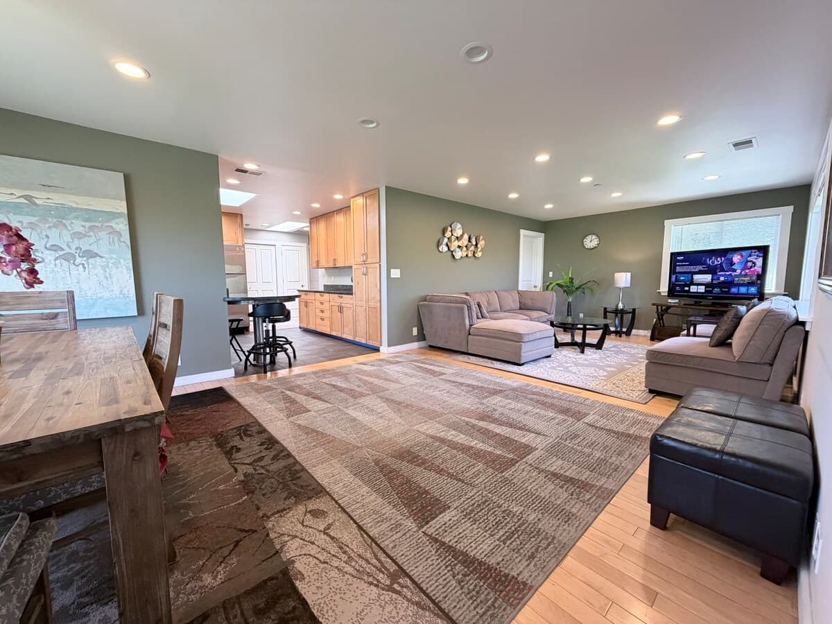 Modern Duplex with Private Office & Soaking Tub - Photo 2