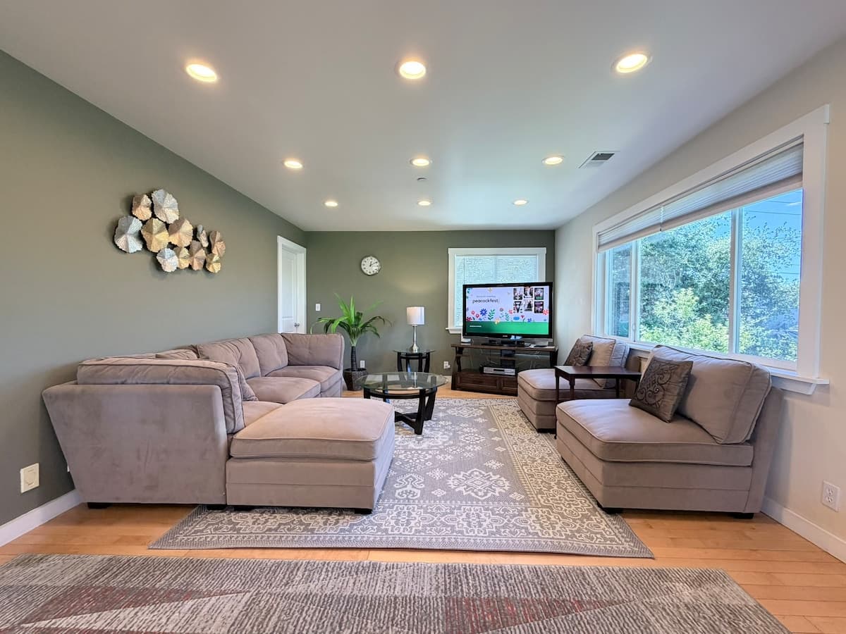 Modern Duplex with Private Office & Soaking Tub - Photo 1