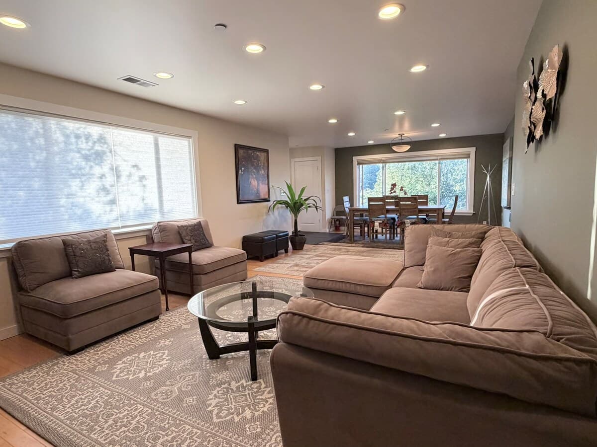 Modern Duplex with Private Office & Soaking Tub - Photo 3