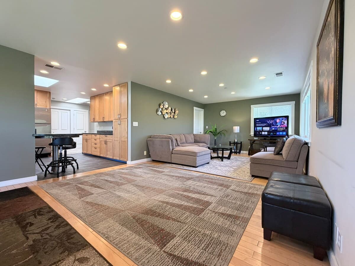 Modern Duplex with Private Office & Soaking Tub - Photo 5