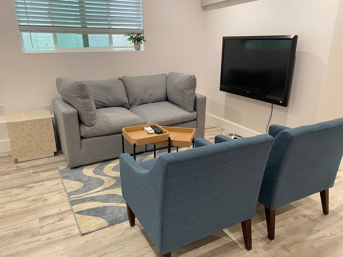 Garden-view condo with washer/dryer, office & AC - Photo 1