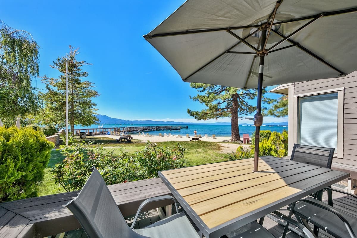 Lakefront Townhouse with Private Sauna & Beach - Photo 2