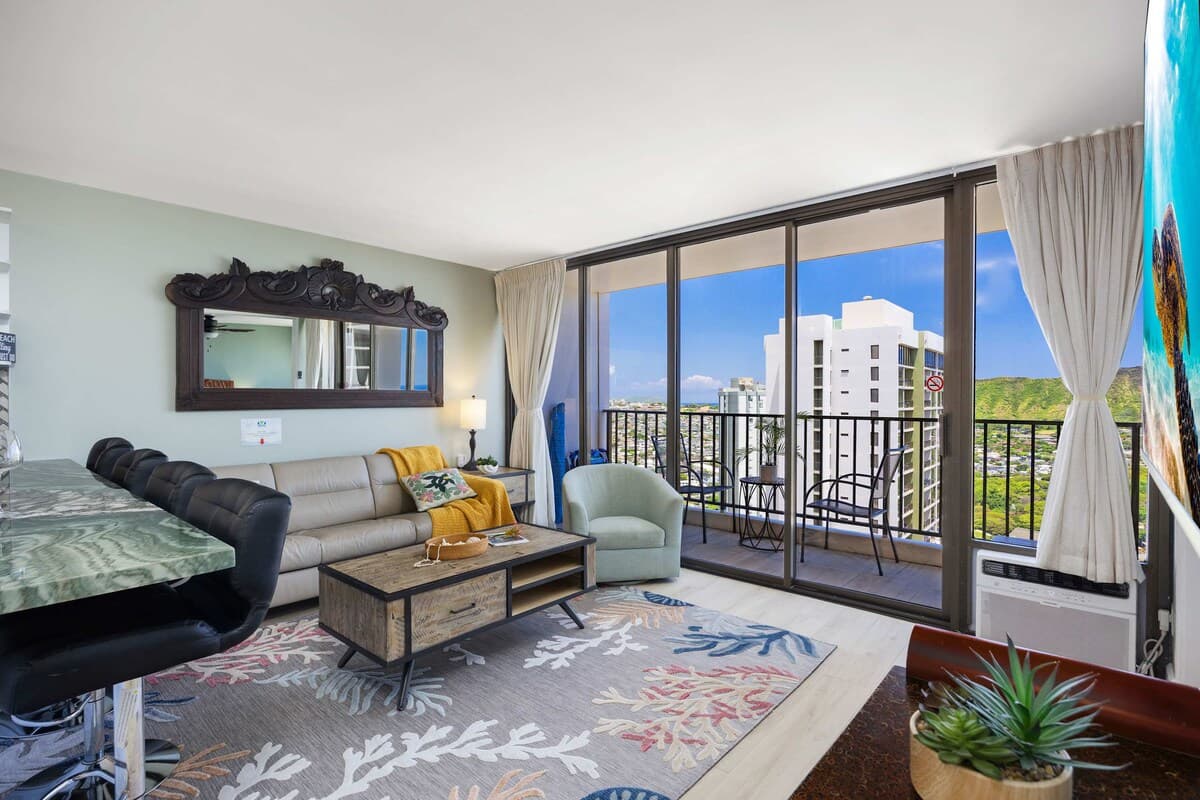 Condo in Honolulu · ★4.88 · 1 bedroom · 2 beds · 1 private bath - Photo 5
