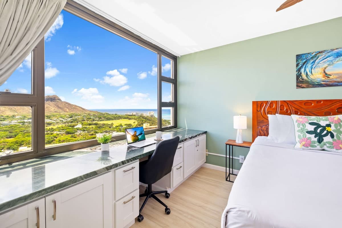 Condo in Honolulu · ★4.88 · 1 bedroom · 2 beds · 1 private bath - Photo 3