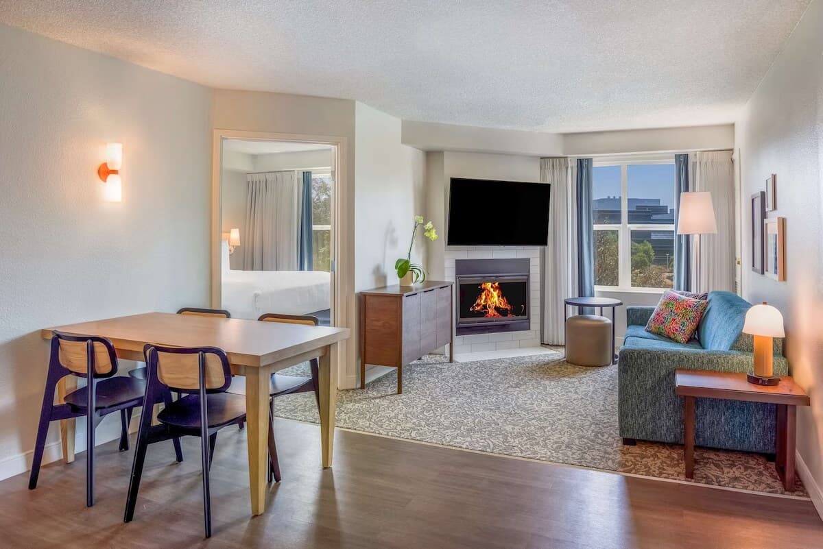 Waterfront Hotel Suites Near SFO, 3 Rooms - Photo 4