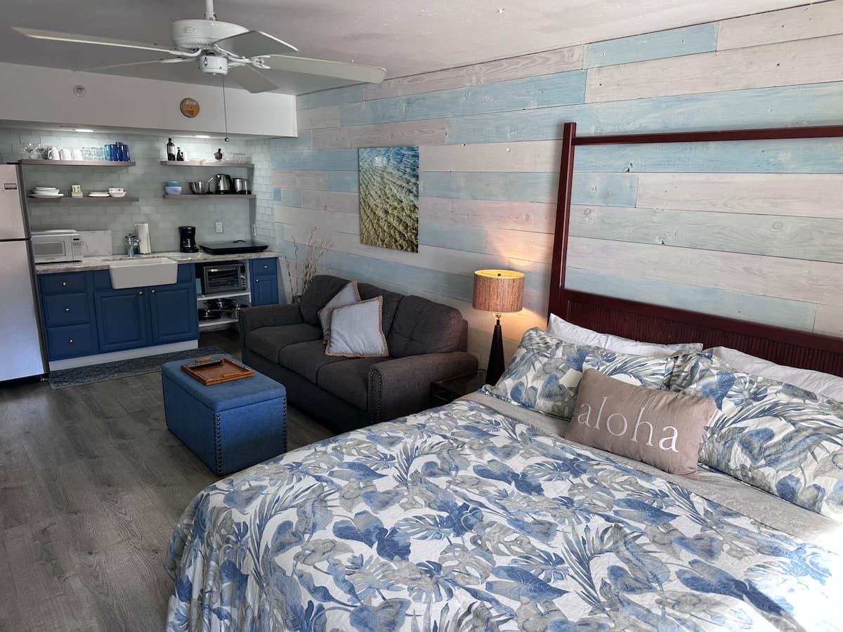 Condo in Lahaina · ★4.52 · Studio · 2 beds · 1 bath - Photo 2