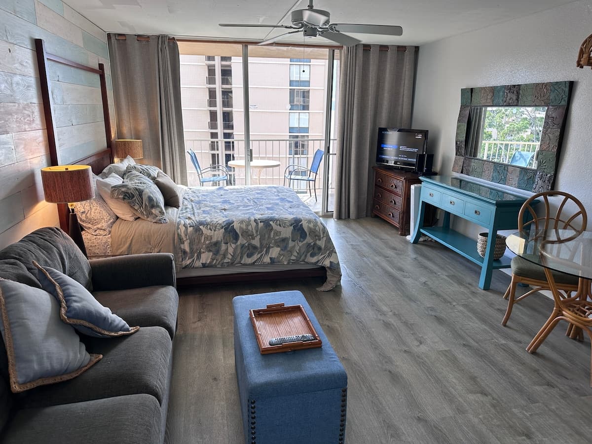 Condo in Lahaina · ★4.52 · Studio · 2 beds · 1 bath - Photo 1