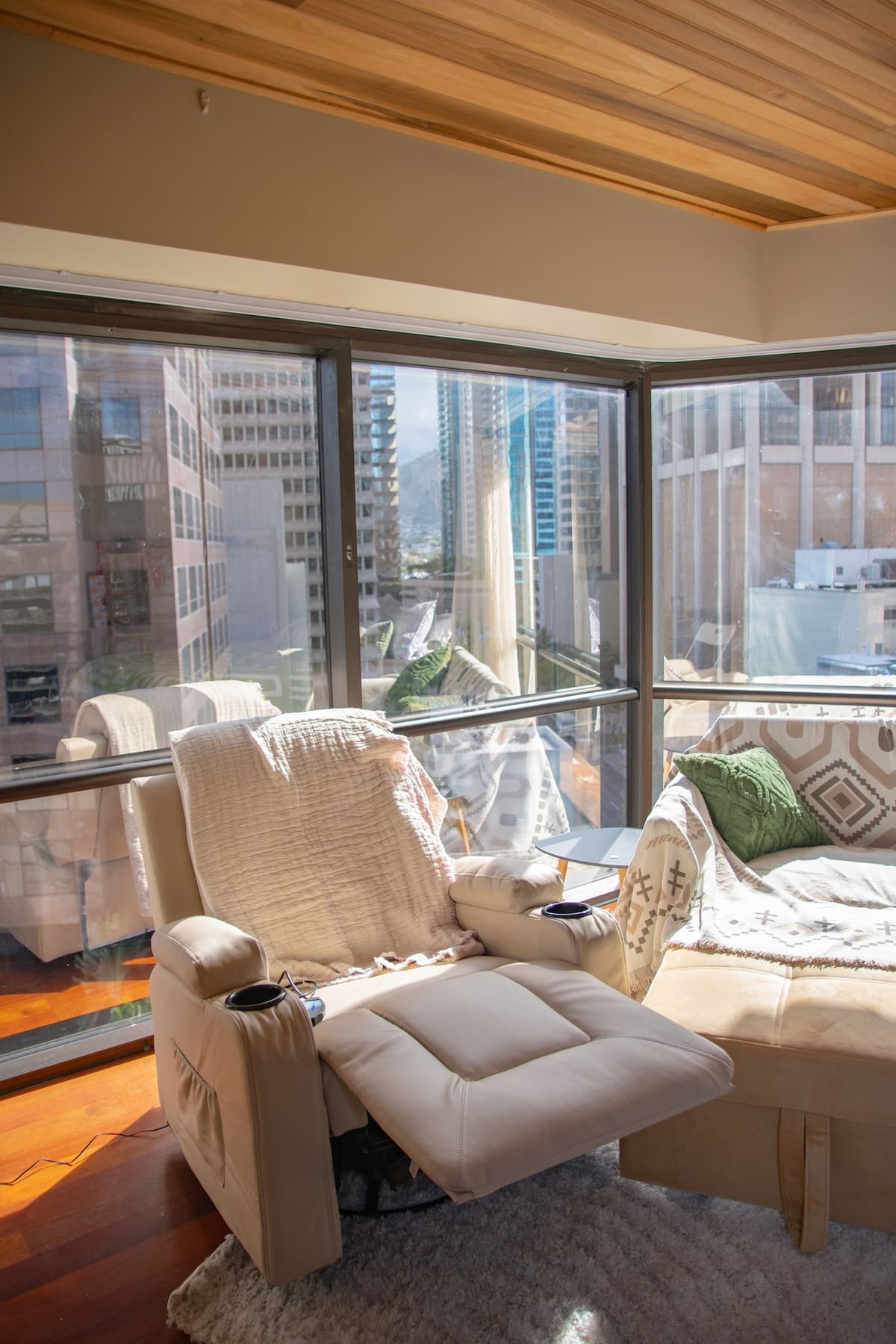 Condo in Honolulu · ★4.88 · 1 bedroom · 2 beds · 1 private bath - Photo 4