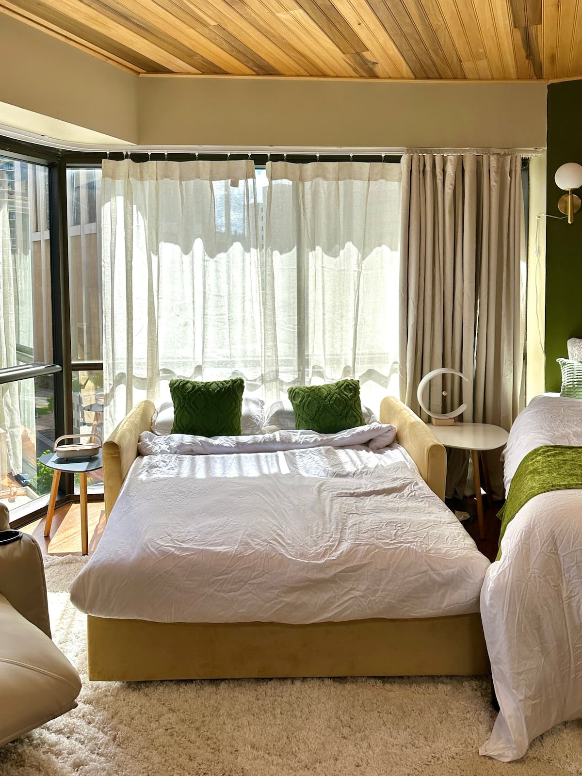 Condo in Honolulu · ★4.88 · 1 bedroom · 2 beds · 1 private bath - Photo 5