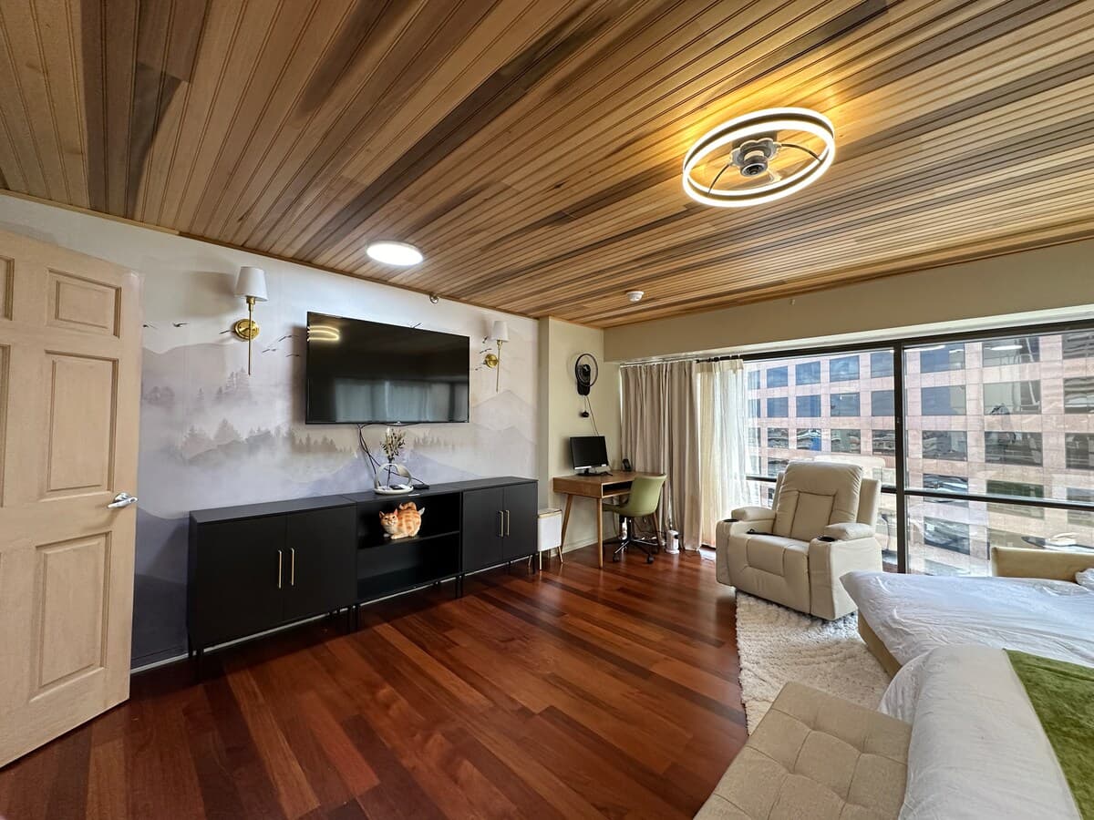 Condo in Honolulu · ★4.88 · 1 bedroom · 2 beds · 1 private bath - Photo 2