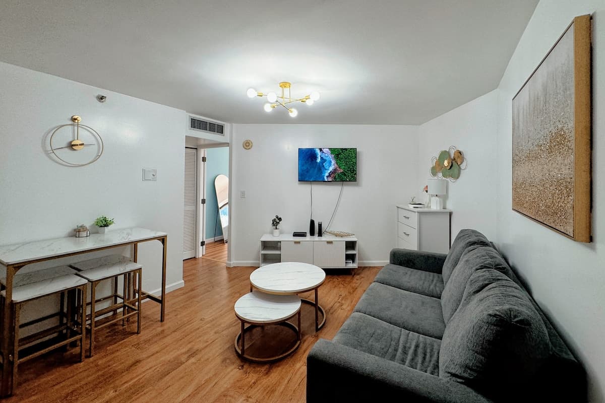 Condo in Honolulu · ★4.95 · 1 bedroom · 3 beds · 1 private bath - Photo 2
