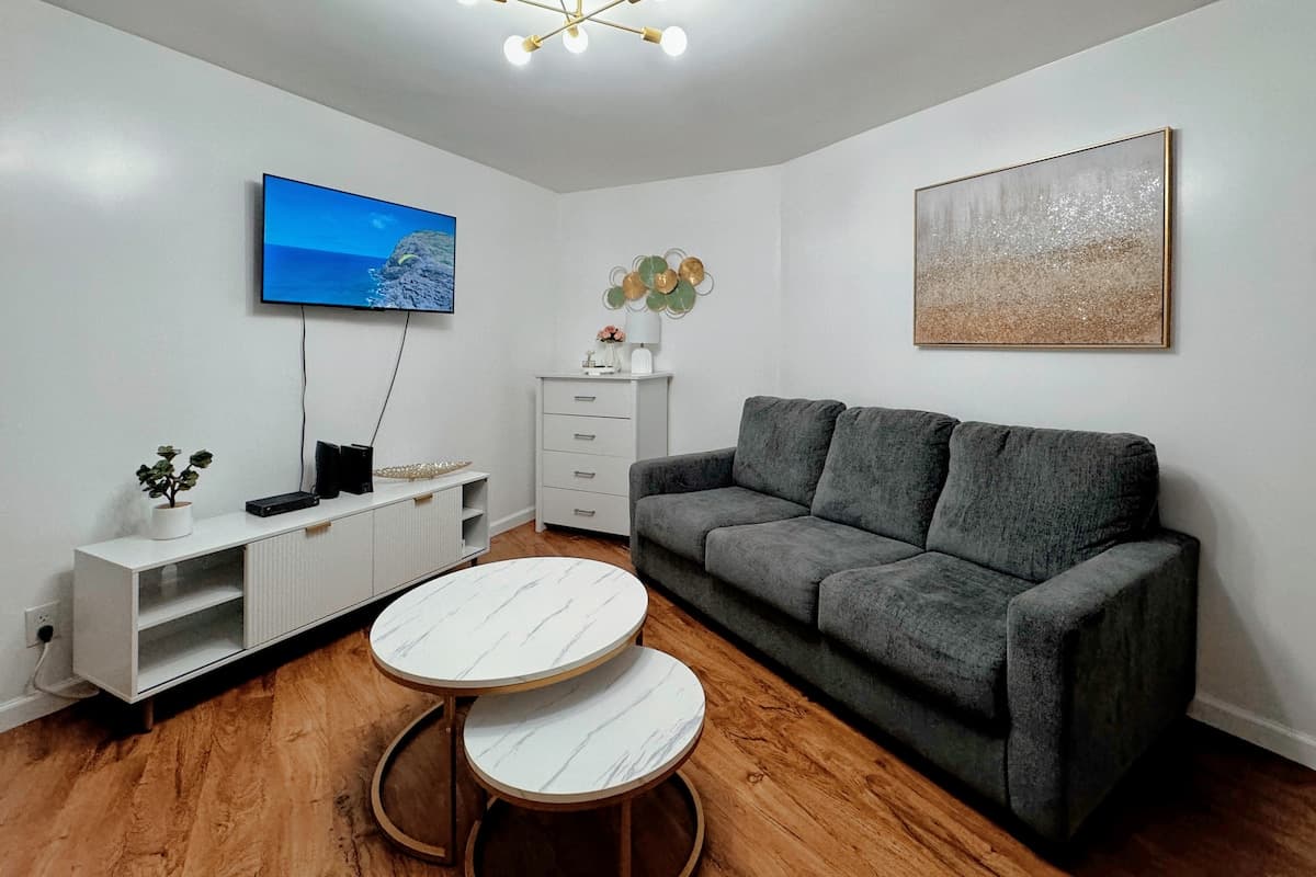 Condo in Honolulu · ★4.95 · 1 bedroom · 3 beds · 1 private bath - Photo 1