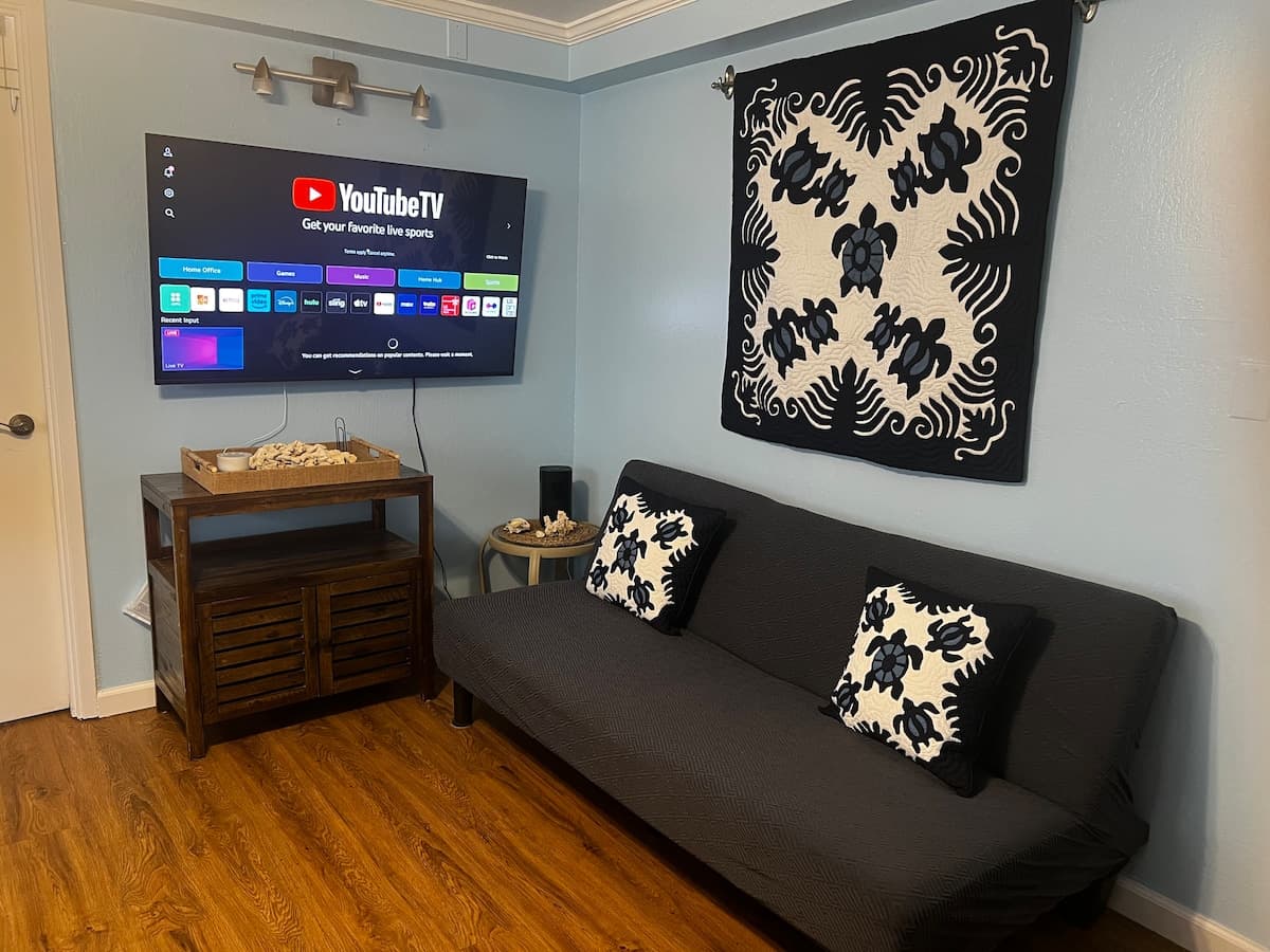 Condo in Honolulu · ★4.82 · Studio · 2 beds · 1 private bath - Photo 3