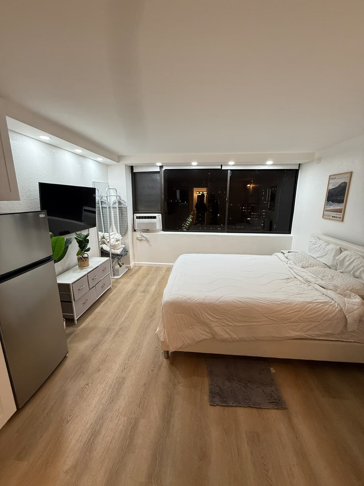 Beautifully Designed Waikiki Studio with Kitchen - Photo 2