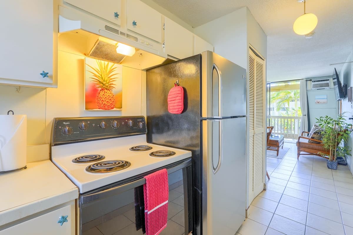 Condo in Kailua-Kona · ★4.65 · Studio · 1 bed · 1 bath - Photo 4