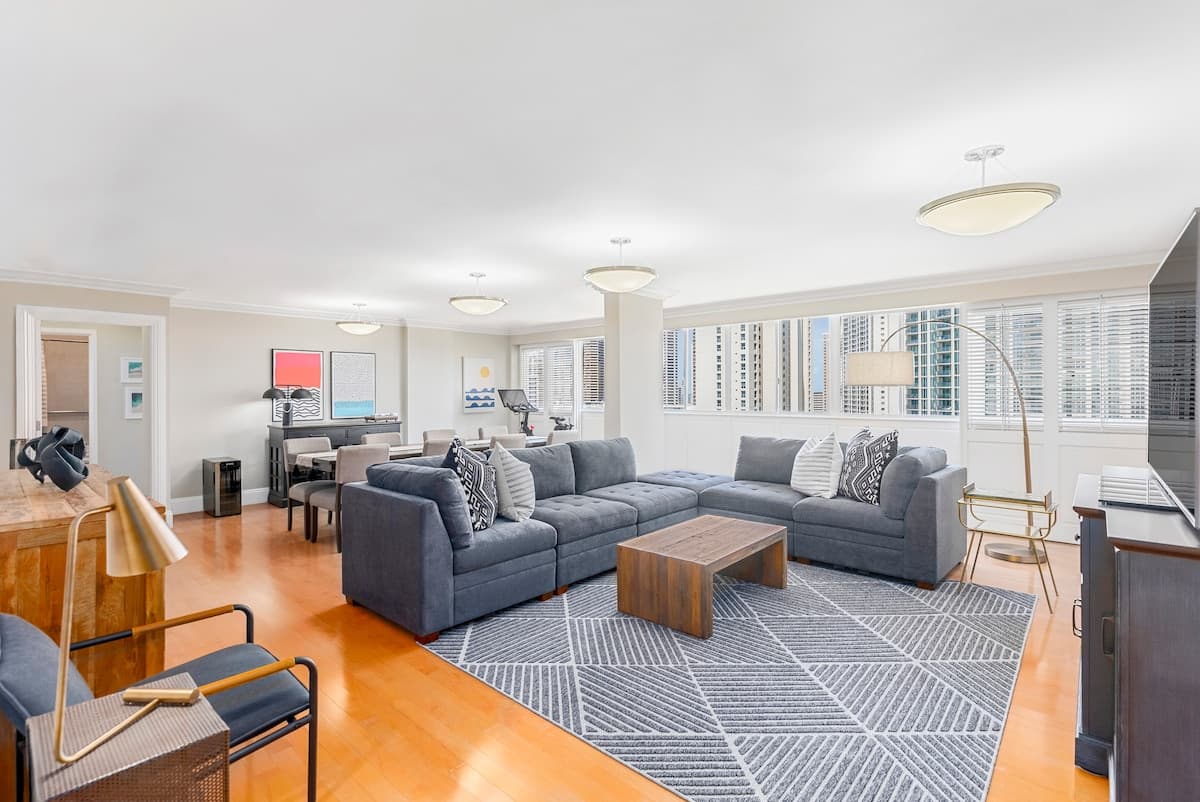 Penthouse | 1,700 sq ft | 3BR/2BA | Parking | Pool - Photo 1