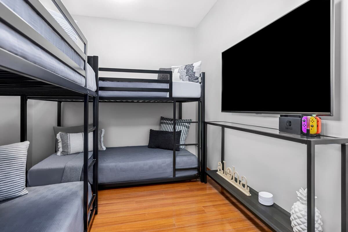 Penthouse | 1,700 sq ft | 3BR/2BA | Parking | Pool - Photo 4