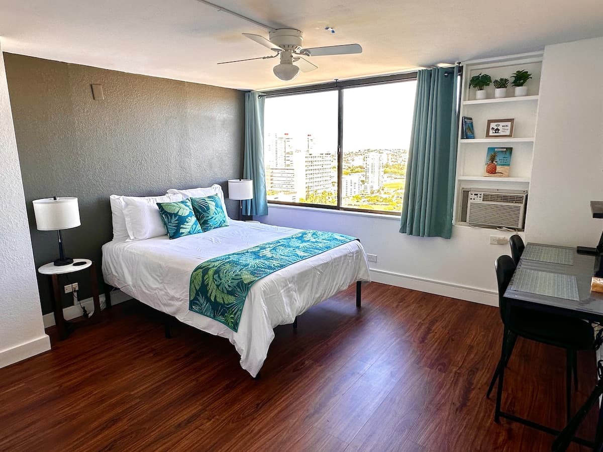 Condo in Honolulu · ★4.86 · Studio · 1 bed · 1 private bath - Photo 1