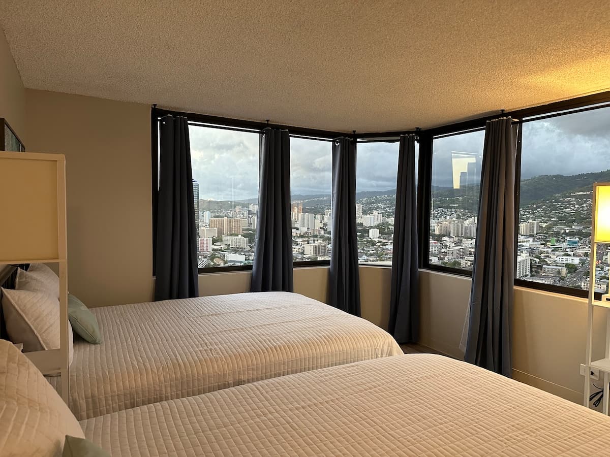 2 bed/2 bath Waikīkī apt sleeps 6 - Photo 3