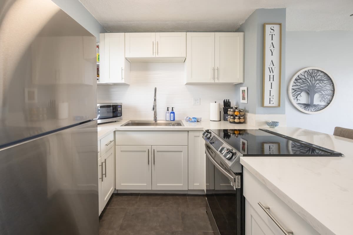 Condo in Honolulu · ★5.0 · 2 bedrooms · 4 beds · 1 private bath - Photo 4
