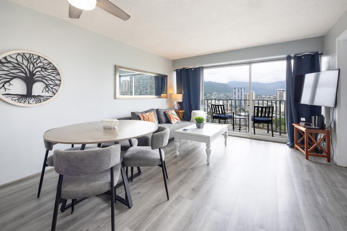 Condo in Honolulu · ★5.0 · 2 bedrooms · 4 beds · 1 private bath - Photo 1