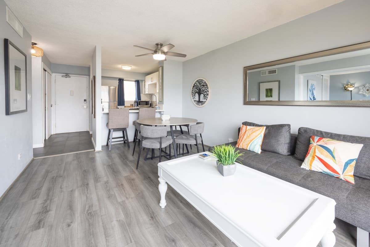 Condo in Honolulu · ★5.0 · 2 bedrooms · 4 beds · 1 private bath - Photo 2