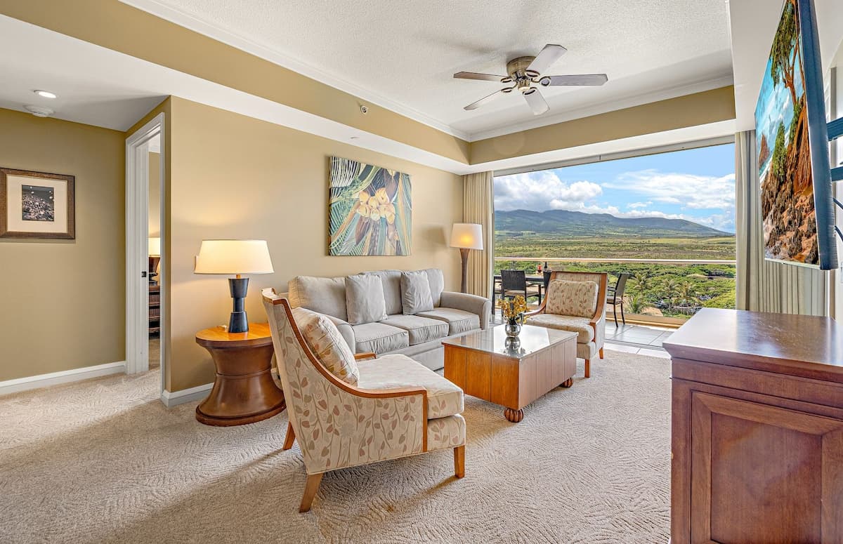 Condo in Lahaina · ★4.94 · 2 bedrooms · 3 beds · 1 bath - Photo 3