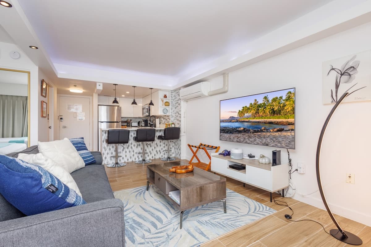 Condo in Honolulu · ★4.97 · 1 bedroom · 2 beds · 1 private bath - Photo 3
