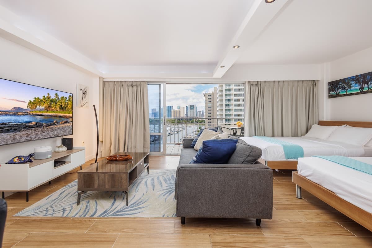 Condo in Honolulu · ★4.97 · 1 bedroom · 2 beds · 1 private bath - Photo 4