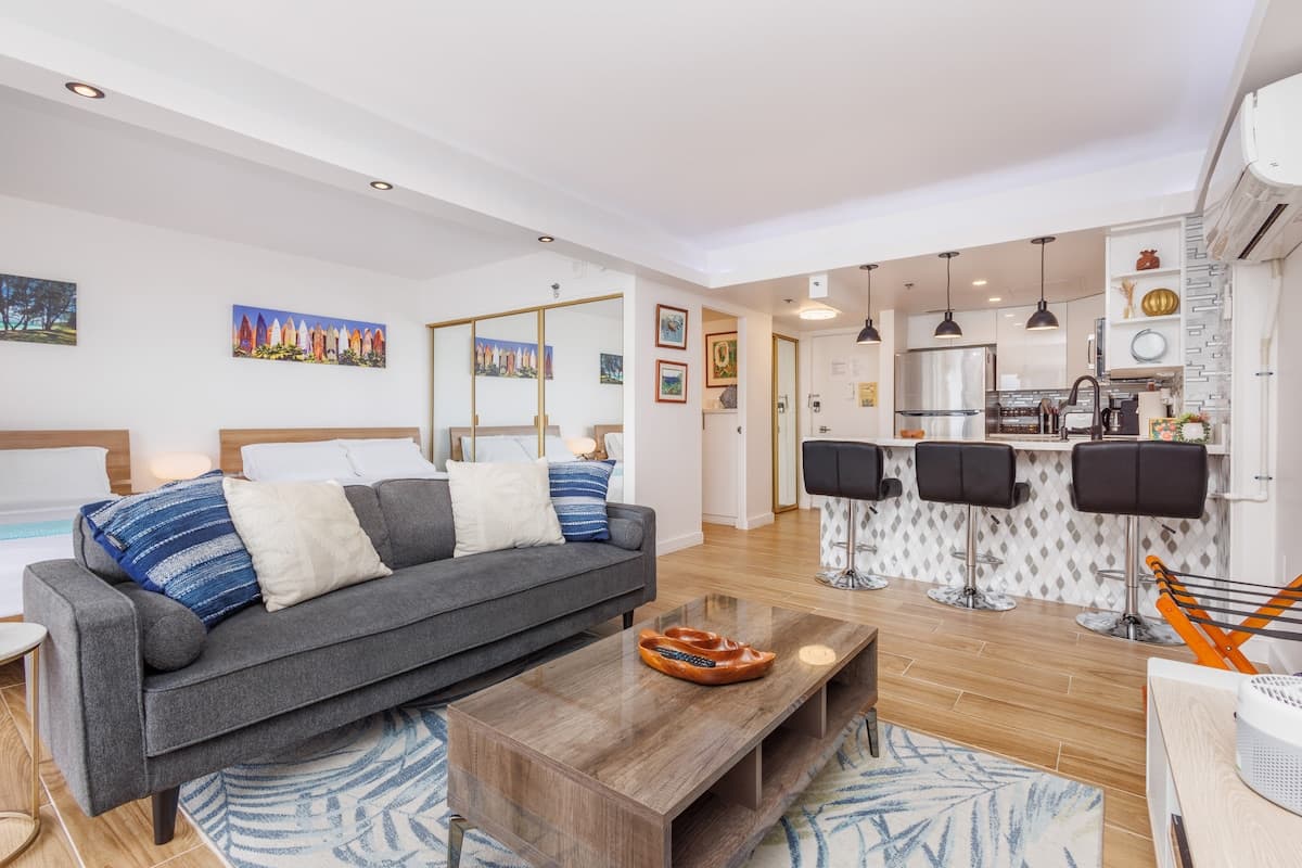 Condo in Honolulu · ★4.97 · 1 bedroom · 2 beds · 1 private bath - Photo 2