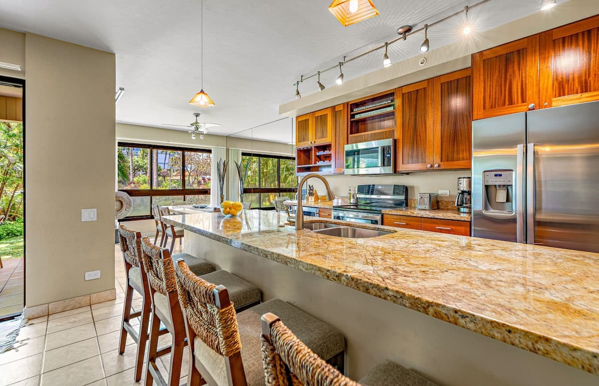 Condo in Lahaina · ★4.89 · 2 bedrooms · 3 beds · 2 baths - Photo 5
