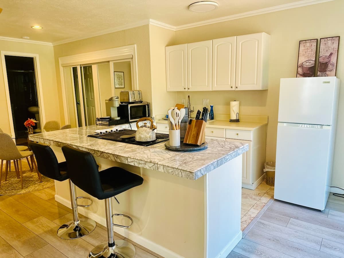 Charming Los Altos Hills Retreat Near Tech Hubs - Photo 2