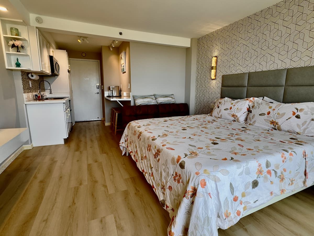 20*High Floor Waikiki Ocean View Condo w/Balcony - Photo 4