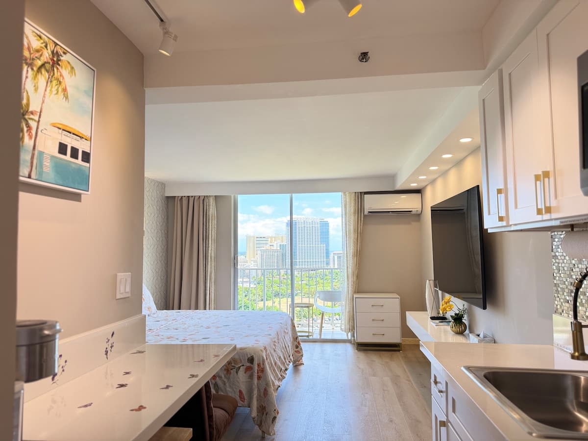 20*High Floor Waikiki Ocean View Condo w/Balcony - Photo 2
