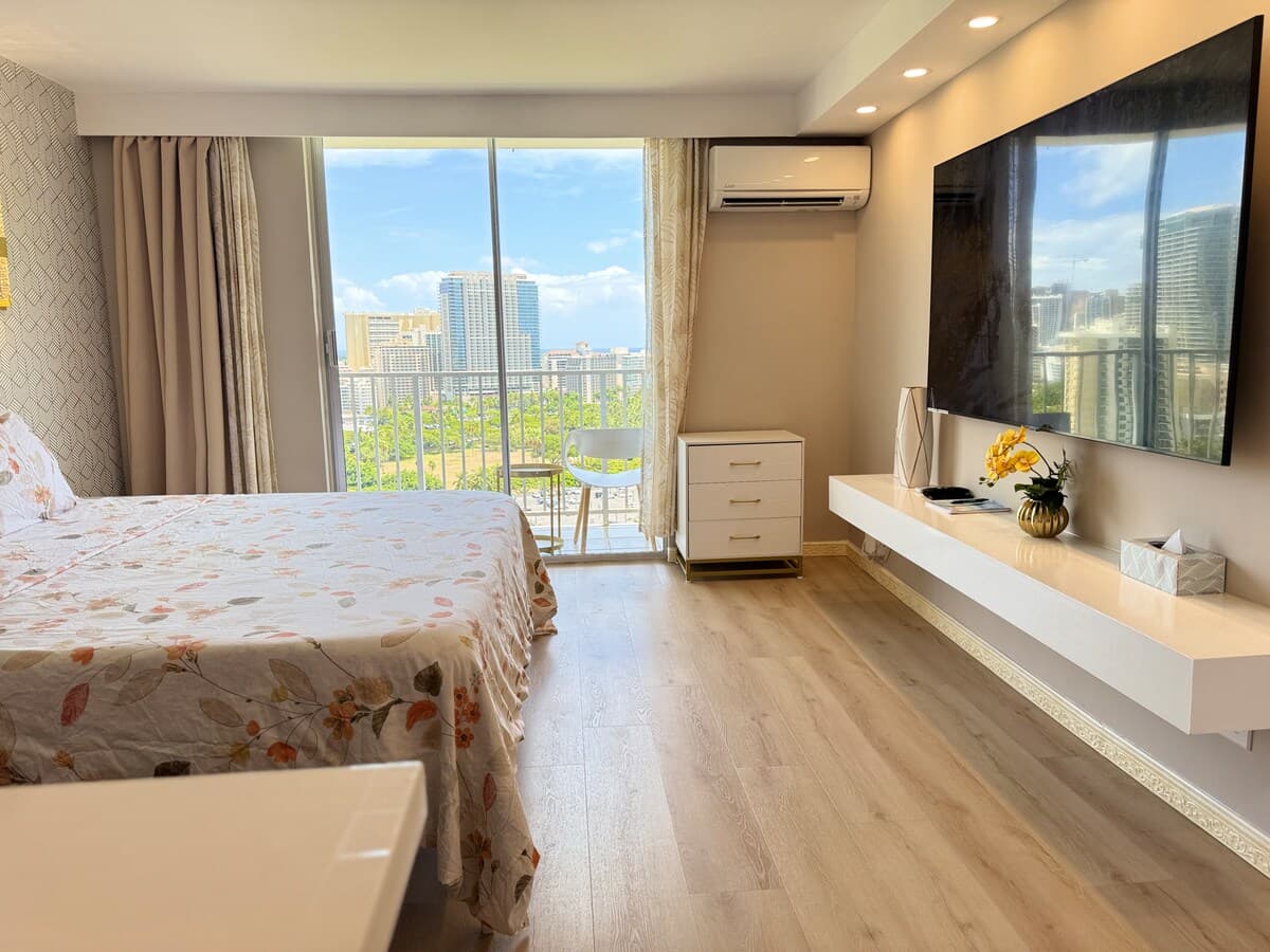 20*High Floor Waikiki Ocean View Condo w/Balcony - Photo 5