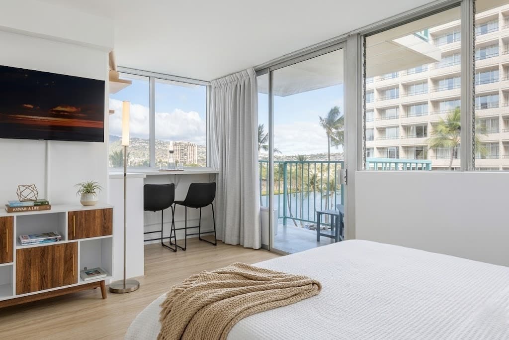 Modern Corner Studio by Marketplace &Waikiki Beach - Photo 2