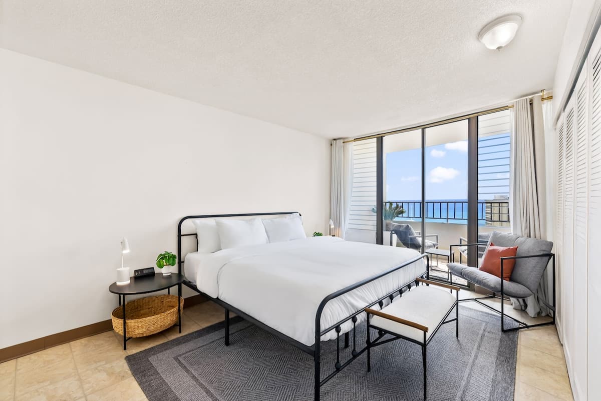 Condo in Honolulu · ★5.0 · 2 bedrooms · 5 beds · 2 private baths - Photo 2